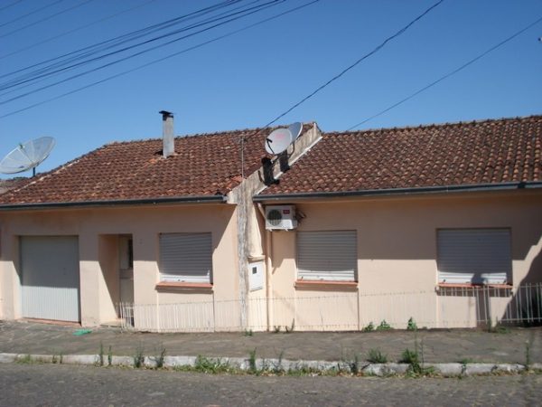 CASA DE ALVENARIA NO CENTRO.